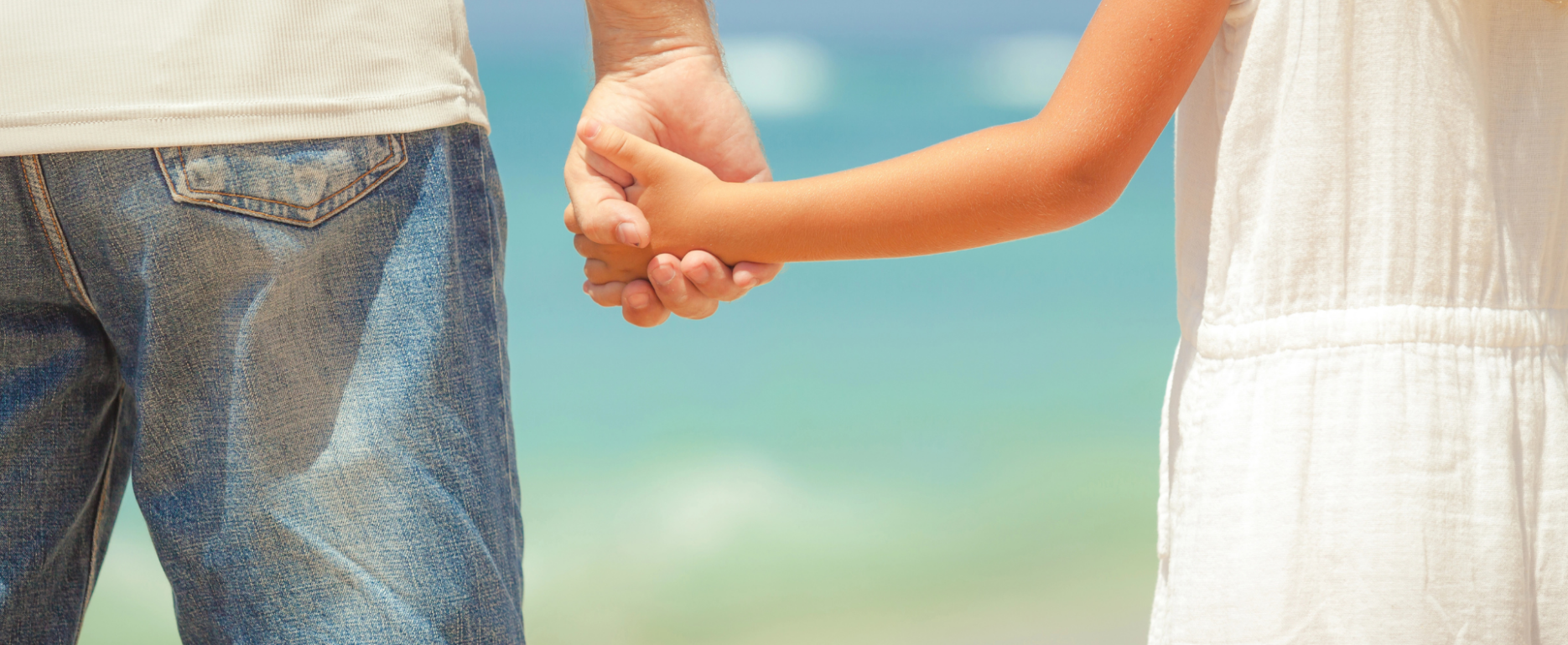 Vater hält Tochter an der Hand. Ein Gefühl der Sicherheit, dass ein Mädchen mit Vaterwunde nicht kennt